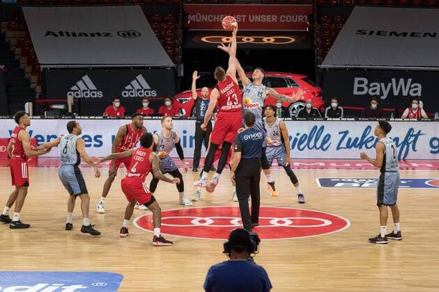 Basketball, BBL, 20210519, FC Bayern München - Merlins Crailsheim. Im Bild iLeon RADOSEVIC (FC Bayern München, 43) und Bogdan RADOSAVLJEVIC (Merlins Crailsheim, 15) Tip-Off. München Audi Dome Bayern Deutschland Copyright: Passion2Press MarkusxFischerx