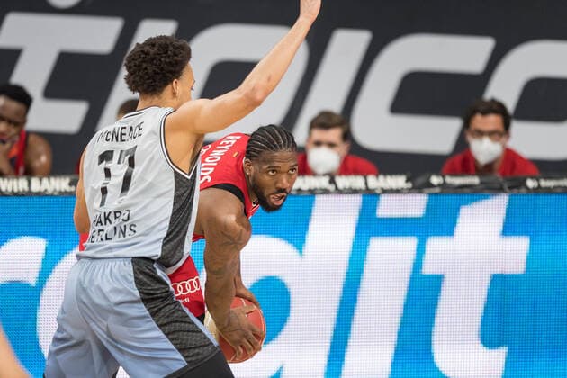 Basketball, BBL, 20210519, FC Bayern München - Merlins Crailsheim. Im Bild Jamuni MCNEACE (Merlins Crailsheim, 17) und Jalen REYNOLDS (FC Bayern München, 8) Dribbling Ball. München Audi Dome Bayern Deutschland Copyright: Passion2Press MarkusxFischerx