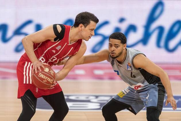 Basketball, BBL, 20210519, FC Bayern München - Merlins Crailsheim. Im Bild Zan Mark SISKO (FC Bayern München, 31) Dribbling Ball und Nimrod HILLIARD (Merlins Crailsheim, 4). München Audi Dome Bayern Deutschland Copyright: Passion2Press MarkusxFischerx