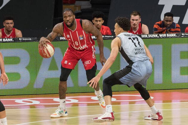 Basketball, BBL, 20210519, FC Bayern München - Merlins Crailsheim. Im Bild Jalen REYNOLDS (FC Bayern München, 8) Dribbling Ball und Jamuni MCNEACE (Merlins Crailsheim, 17). München Audi Dome Bayern Deutschland Copyright: Passion2Press MarkusxFischerx
