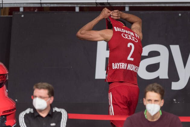 Basketball, BBL, 20210519, FC Bayern München - Merlins Crailsheim. Im Bild Wade BALDWIN (FC Bayern München, 2) auf dem Weg in Kabine zieht Trikot aus fünftes Foul. München Audi Dome Bayern Deutschland Copyright: Passion2Press MarkusxFischerx