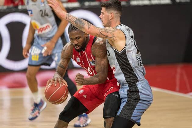 Basketball, BBL, 20210519, FC Bayern München - Merlins Crailsheim. Im Bild Jalen REYNOLDS (FC Bayern München, 8) Dribbling Ball und Bogdan RADOSAVLJEVIC (Merlins Crailsheim, 15). München Audi Dome Bayern Deutschland Copyright: Passion2Press MarkusxFischerx