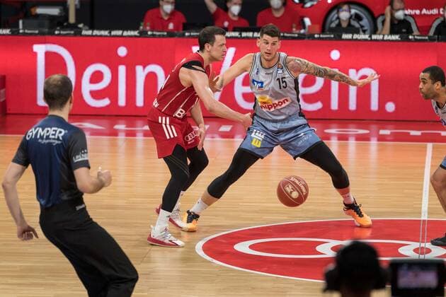 Basketball, BBL, 20210519, FC Bayern München - Merlins Crailsheim. Im Bild Zan Mark SISKO (FC Bayern München, 31) und Bogdan RADOSAVLJEVIC (Merlins Crailsheim, 15). München Audi Dome Bayern Deutschland Copyright: Passion2Press MarkusxFischerx