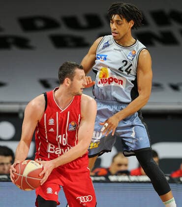 Zweikampf zwischen Paul Zipser (Muenchen) und Jeremy Jones (Crailsheim) GER, FC Bayern Basketball vs. Hakro Merlins Crailsheim, Basketball, 1.Bundesliga, Playoffs 2020 2021, Viertelfinale Spiel 1, 19.05.2021, GER, FC Bayern Basketball vs. Hakro Merlins Crailsheim, Basketball, 1.Bundesliga, Playoffs 2020 2021, Viertelfinale Spiel 1, 19.05.2021, Muenchen Copyright: xEIBNER MarcelxEngelbrechtx EP_EER
