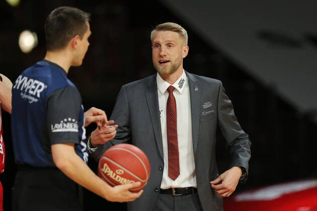 Cheftrainer Tuomas Iisalo (Crailsheim) im Gespraech mit dem Schiedsrichter GER, FC Bayern Basketball vs. Hakro Merlins Crailsheim, Basketball, 1.Bundesliga, Playoffs 2020 2021, Viertelfinale Spiel 1, 19.05.2021, GER, FC Bayern Basketball vs. Hakro Merlins Crailsheim, Basketball, 1.Bundesliga, Playoffs 2020 2021, Viertelfinale Spiel 1, 19.05.2021, Muenchen Copyright: xEIBNER MarcelxEngelbrechtx EP_EER