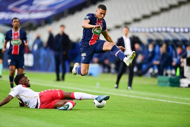 Sport Bilder des Tages Kylian Mbappe (PSG) vs Axel Disasi (Monaco) FOOTBALL : Finale de la Coupe de France - Monaco vs PSG - 19 05 2021 JBAutissier Panoramic 