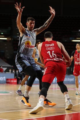 Zweikampf zwischen Bogdan Radosavljevic (Crailsheim) und Paul Zipser (Muenchen) GER, FC Bayern Basketball vs. Hakro Merlins Crailsheim, Basketball, 1.Bundesliga, Playoffs 2020 2021, Viertelfinale Spiel 1, 19.05.2021, GER, FC Bayern Basketball vs. Hakro Merlins Crailsheim, Basketball, 1.Bundesliga, Playoffs 2020 2021, Viertelfinale Spiel 1, 19.05.2021, Muenchen Copyright: xEIBNER MarcelxEngelbrechtx EP_EER