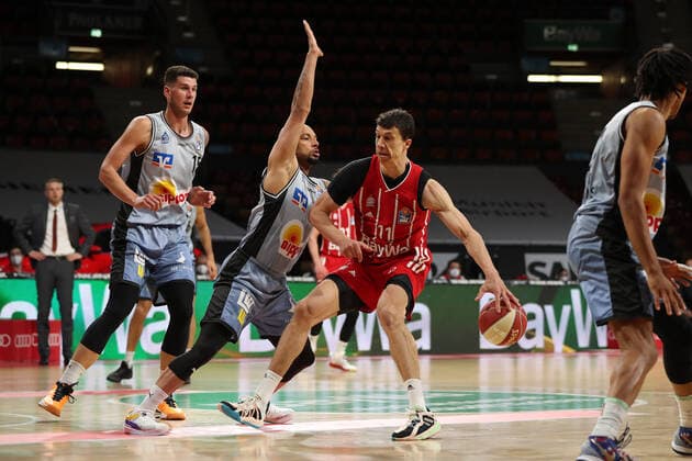 Maurice Stuckey (Crailsheim) versucht Vladimir Lucic (Muenchen) zu blocken GER, FC Bayern Basketball vs. Hakro Merlins Crailsheim, Basketball, 1.Bundesliga, Playoffs 2020 2021, Viertelfinale Spiel 1, 19.05.2021, GER, FC Bayern Basketball vs. Hakro Merlins Crailsheim, Basketball, 1.Bundesliga, Playoffs 2020 2021, Viertelfinale Spiel 1, 19.05.2021, Muenchen Copyright: xEIBNER MarcelxEngelbrechtx EP_EER