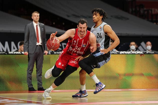 Zweikampf zwischen Paul Zipser (Muenchen) und Jeremy Jones (Crailsheim) GER, FC Bayern Basketball vs. Hakro Merlins Crailsheim, Basketball, 1.Bundesliga, Playoffs 2020 2021, Viertelfinale Spiel 1, 19.05.2021, GER, FC Bayern Basketball vs. Hakro Merlins Crailsheim, Basketball, 1.Bundesliga, Playoffs 2020 2021, Viertelfinale Spiel 1, 19.05.2021, Muenchen Copyright: xEIBNER MarcelxEngelbrechtx EP_EER