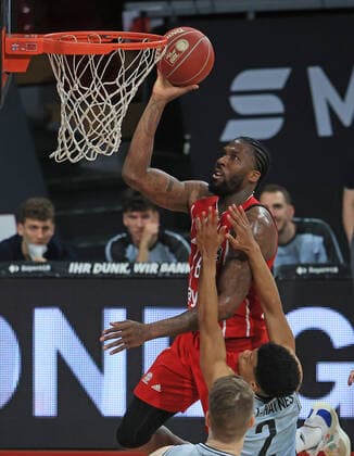 18.05.2021, BBL FC Bayern Basket vs Crailsheim, Audi Dome Muenchen, Basketball, im Bild: Jalen Reynolds (FCB Basketball) vs Trae Bell-Haynes (Merlins Crailsheim)