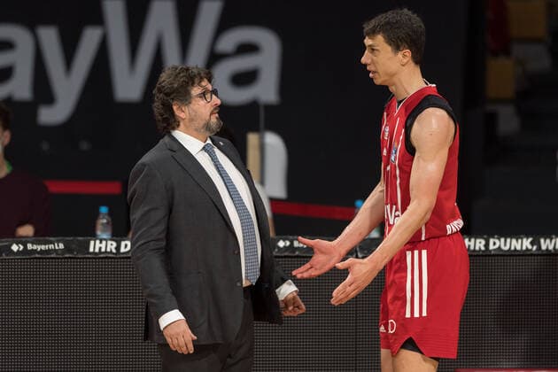 Basketball, BBL, 20210519, FC Bayern München - Merlins Crailsheim. Im Bild Head Coach des FC Bayern München Andrea TRINCHIERI und Vladimir LUCIC (FC Bayern München, 11). München Audi Dome Bayern Deutschland Copyright: Passion2Press MarkusxFischerx