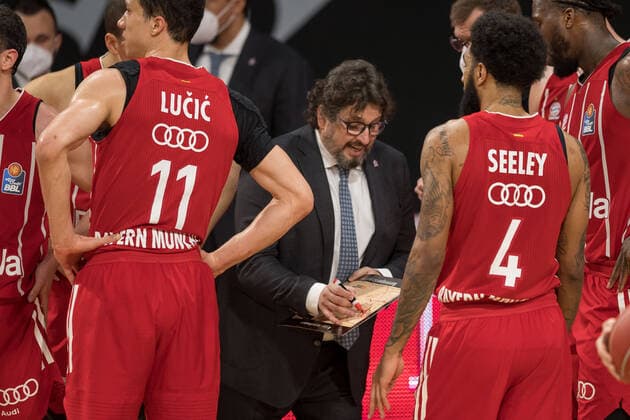 Basketball, BBL, 20210519, FC Bayern München - Merlins Crailsheim. Im Bild Head Coach des FC Bayern München Andrea TRINCHIERI Taktiktafel Taktikboard. München Audi Dome Bayern Deutschland Copyright: Passion2Press MarkusxFischerx