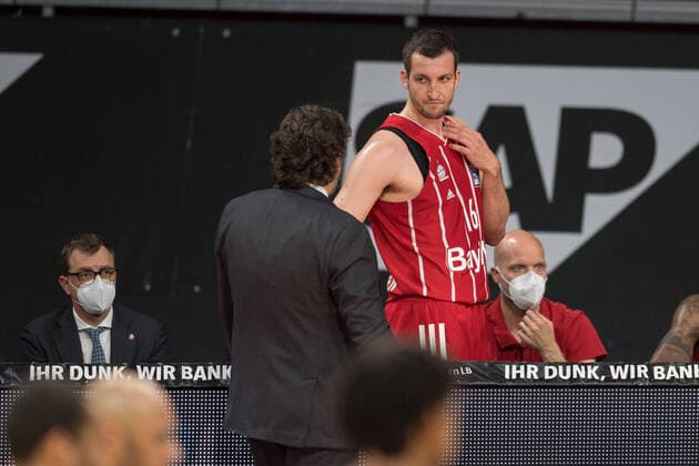 Basketball, BBL, 20210519, FC Bayern München - Merlins Crailsheim. Im Bild Head Coach des FC Bayern München Andrea TRINCHIERI und Paul ZIPSER (FC Bayern München, 16). München Audi Dome Bayern Deutschland Copyright: Passion2Press MarkusxFischerx