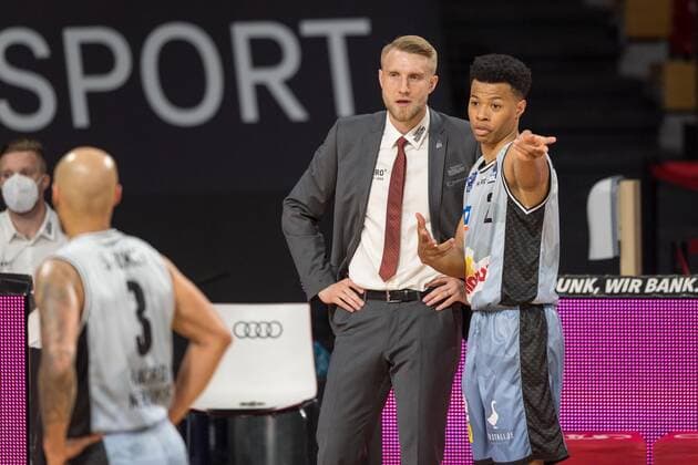 Basketball, BBL, 20210519, FC Bayern München - Merlins Crailsheim. Im Bild Head Coach der Merlins Crailsheim Tuomas IISALO und Trae BELL-HAYNES (Merlins Crailsheim, 2). München Audi Dome Bayern Deutschland Copyright: Passion2Press MarkusxFischerx