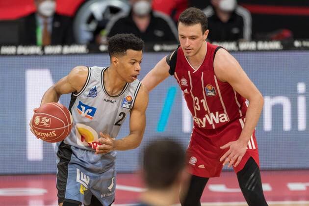 Basketball, BBL, 20210519, FC Bayern München - Merlins Crailsheim. Im Bild Trae BELL-HAYNES (Merlins Crailsheim, 2) Dribbling Ball und Zan Mark SISKO (FC Bayern München, 31). München Audi Dome Bayern Deutschland Copyright: Passion2Press MarkusxFischerx