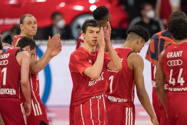 Basketball, BBL, 20210519, FC Bayern München - Merlins Crailsheim. Im Bild Vladimir LUCIC (FC Bayern München, 11) applaudiert Schlusspfiff. München Audi Dome Bayern Deutschland Copyright: Passion2Press MarkusxFischerx