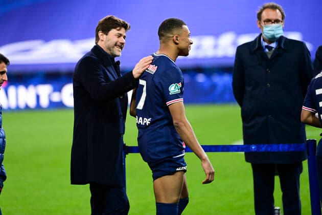 Joie des joueurs du PSG avec le trophee Mauricio Pochettino - Entraineur (PSG) et Kylian Mbappe (PSG) FOOTBALL : Finale de la Coupe de France - Monaco vs PSG - 19 05 2021 JBAutissier Panoramic 