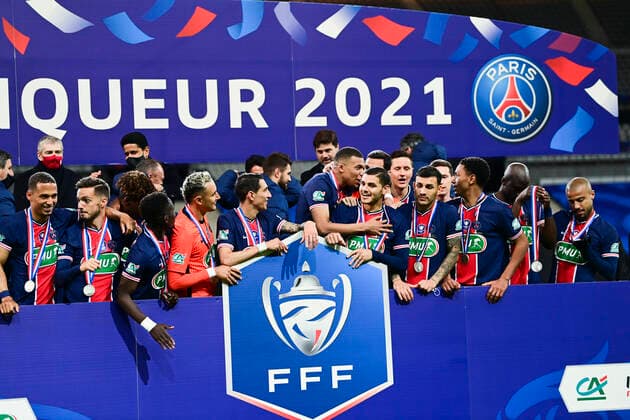Joie des joueurs du PSG avec le trophee sur le podium Kylian Mbappe (PSG) FOOTBALL : Finale de la Coupe de France - Monaco vs PSG - 19 05 2021 JBAutissier Panoramic 