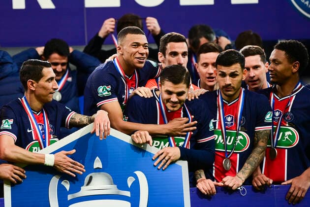 Joie des joueurs du PSG avec le trophee sur le podium Kylian Mbappe (PSG) FOOTBALL : Finale de la Coupe de France - Monaco vs PSG - 19 05 2021 JBAutissier Panoramic 
