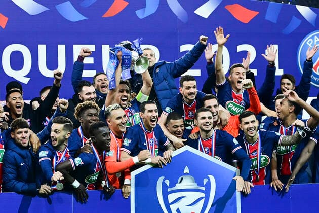 Joie des joueurs du PSG avec le trophee brandit par le capitaine Marquinhos (PSG) sur le podium Kylian Mbappe (PSG) FOOTBALL : Finale de la Coupe de France - Monaco vs PSG - 19 05 2021 JBAutissier Panoramic 