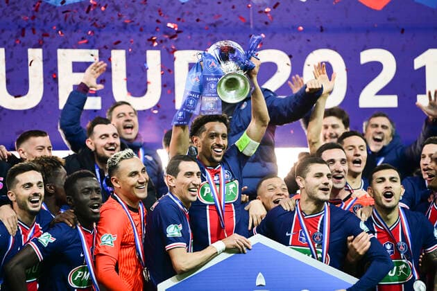 Joie des joueurs du PSG avec le trophee brandit par le capitaine Marquinhos (PSG) sur le podium Kylian Mbappe (PSG) FOOTBALL : Finale de la Coupe de France - Monaco vs PSG - 19 05 2021 JBAutissier Panoramic 