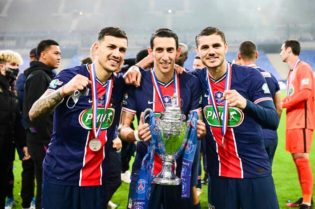 Joie des joueurs du PSG avec le trophee Leandro Paredes (PSG) Angel Di Maria (PSG) Mauro Icardi (PSG) FOOTBALL : Finale de la Coupe de France - Monaco vs PSG - 19 05 2021 JBAutissier Panoramic 