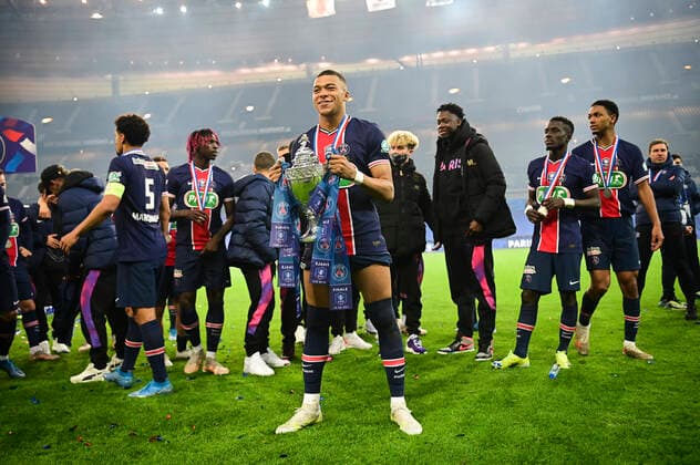 Joie des joueurs du PSG avec le trophee Kylian Mbappe (PSG) FOOTBALL : Finale de la Coupe de France - Monaco vs PSG - 19 05 2021 JBAutissier Panoramic 