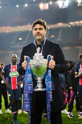 Joie des joueurs du PSG avec le trophee Mauricio Pochettino - Entraineur (PSG) FOOTBALL : Finale de la Coupe de France - Monaco vs PSG - 19 05 2021 JBAutissier Panoramic 