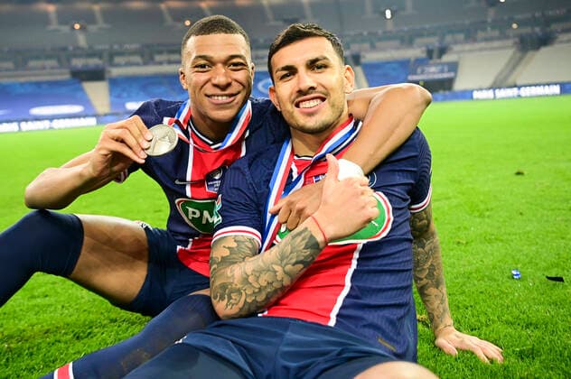 Joie des joueurs du PSG avec le trophee Kylian Mbappe (PSG) Leandro Paredes (PSG) FOOTBALL : Finale de la Coupe de France - Monaco vs PSG - 19 05 2021 JBAutissier Panoramic 