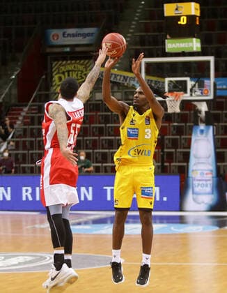 Ludwigsburg , Basketball easyCredit BBL Bundesliga ,Viertelfinale Spiel 1 , MHP RIESEN Ludwigsburg vs. Brose Bamberg , von links: Tyler Larson ( Bamberg ) Jaleen Smith ( Riesen )