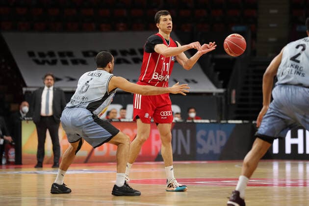 Vladimir Lucic (Muenchen) spielt einen Pass GER, FC Bayern Basketball vs. Hakro Merlins Crailsheim, Basketball, 1.Bundesliga, Playoffs 2020 2021, Viertelfinale Spiel 1, 19.05.2021, GER, FC Bayern Basketball vs. Hakro Merlins Crailsheim, Basketball, 1.Bundesliga, Playoffs 2020 2021, Viertelfinale Spiel 1, 19.05.2021, Muenchen Copyright: xEIBNER MarcelxEngelbrechtx EP_EER