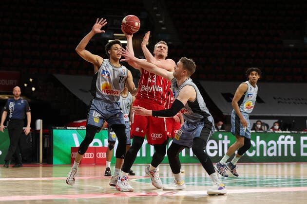 Leon Radosevic (Muenchen) im Zweikampf mit Fabian Bleck (Crailsheim) GER, FC Bayern Basketball vs. Hakro Merlins Crailsheim, Basketball, 1.Bundesliga, Playoffs 2020 2021, Viertelfinale Spiel 1, 19.05.2021, GER, FC Bayern Basketball vs. Hakro Merlins Crailsheim, Basketball, 1.Bundesliga, Playoffs 2020 2021, Viertelfinale Spiel 1, 19.05.2021, Muenchen Copyright: xEIBNER MarcelxEngelbrechtx EP_EER