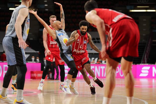 Zweikampf zwischen Maurice Stuckey (Crailsheim) und Dennis Seeley (Muenchen) GER, FC Bayern Basketball vs. Hakro Merlins Crailsheim, Basketball, 1.Bundesliga, Playoffs 2020 2021, Viertelfinale Spiel 1, 19.05.2021, GER, FC Bayern Basketball vs. Hakro Merlins Crailsheim, Basketball, 1.Bundesliga, Playoffs 2020 2021, Viertelfinale Spiel 1, 19.05.2021, Muenchen Copyright: xEIBNER MarcelxEngelbrechtx EP_EER