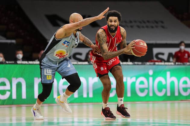 Zweikampf zwischen Maurice Stuckey (Crailsheim) und Dennis Seeley (Muenchen) GER, FC Bayern Basketball vs. Hakro Merlins Crailsheim, Basketball, 1.Bundesliga, Playoffs 2020 2021, Viertelfinale Spiel 1, 19.05.2021, GER, FC Bayern Basketball vs. Hakro Merlins Crailsheim, Basketball, 1.Bundesliga, Playoffs 2020 2021, Viertelfinale Spiel 1, 19.05.2021, Muenchen Copyright: xEIBNER MarcelxEngelbrechtx EP_EER