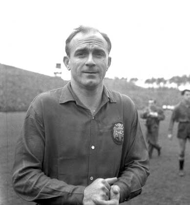 Archivbilder der Woche Sport KW20 BRD Deutschland - Spanien am 19.03.1958 in Frankfurt am Main Alfredo di Stefano (ESP) im Natinaltrikot *** FRG Germany Spain on 19 03 1958 in Frankfurt am Main Alfredo di Stefano ESP in national jersey HM
