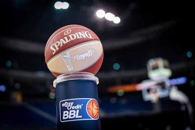 Basketball Berlin 20.05.2021 1. Bundesliga easyCredit-BBL BBL Saison 2020 2021 Playoffs Viertelfinale Spiel 1 Alba Berlin - Hamburg Towers Spielball Playoffball Spalding Spielgerät