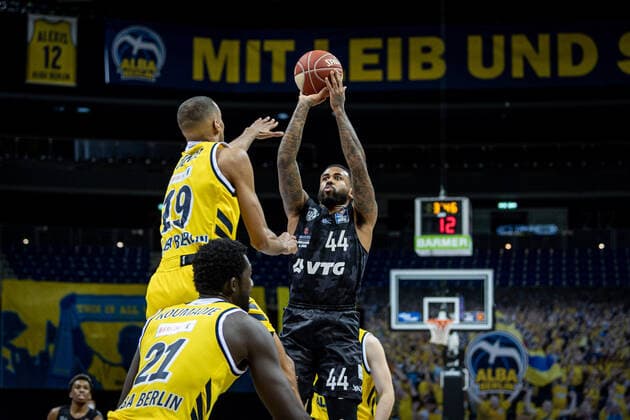 Basketball Berlin 20.05.2021 1. Bundesliga easyCredit-BBL BBL Saison 2020 2021 Playoffs Viertelfinale Spiel 1 Alba Berlin - Hamburg Towers Bryce Taylor (Hamburg, No.44) Louis Olinde (Alba Berlin, No.19) Christ Koumadje (Alba Berlin, No.21)