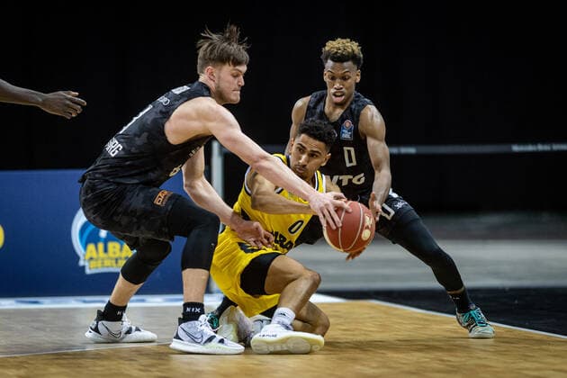Basketball Berlin 20.05.2021 1. Bundesliga easyCredit-BBL BBL Saison 2020 2021 Playoffs Viertelfinale Spiel 1 Alba Berlin - Hamburg Towers Maodo Lo (Alba Berlin, No.00) T.J. Shorts (Hamburg, No.00) Maik Kotsar (Hamburg, No.11)