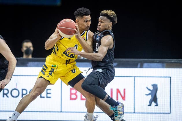 Basketball Berlin 20.05.2021 1. Bundesliga easyCredit-BBL BBL Saison 2020 2021 Playoffs Viertelfinale Spiel 1 Alba Berlin - Hamburg Towers Maodo Lo (Alba Berlin, No.00) T.J. Shorts (Hamburg, No.00) re.