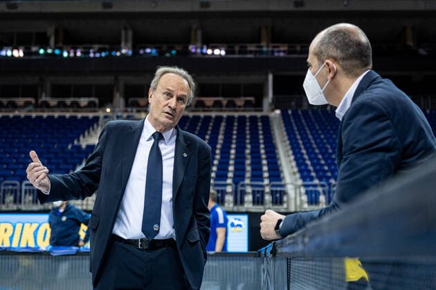 Basketball Berlin 20.05.2021 1. Bundesliga easyCredit-BBL BBL Saison 2020 2021 Playoffs Viertelfinale Spiel 1 Alba Berlin - Hamburg Towers Aito Garcia Reneses (Alba Berlin, Trainer) Himar Ojeda (Alba Sportdirektor) re.