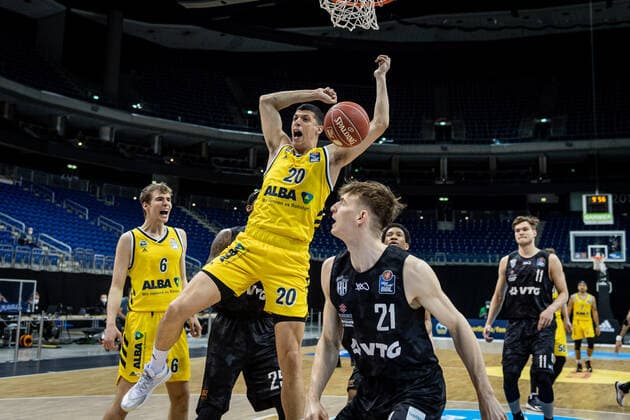 Basketball Berlin 20.05.2021 1. Bundesliga easyCredit-BBL BBL Saison 2020 2021 Playoffs Viertelfinale Spiel 1 Alba Berlin - Hamburg Towers Simone Fontecchio (Alba Berlin, No.20) Justus Hollatz (Hamburg, No.21)