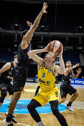 Basketball Berlin 20.05.2021 1. Bundesliga easyCredit-BBL BBL Saison 2020 2021 Playoffs Viertelfinale Spiel 1 Alba Berlin - Hamburg Towers Niels Giffey (Alba Berlin, No.05) Kameron Taylor (Hamburg, No.07)