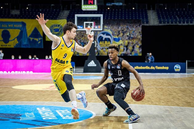 Basketball Berlin 20.05.2021 1. Bundesliga easyCredit-BBL BBL Saison 2020 2021 Playoffs Viertelfinale Spiel 1 Alba Berlin - Hamburg Towers T.J. Shorts (Hamburg, No.00) Jonas Mattisseck (Alba Berlin, No.09)