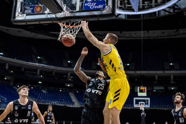 Basketball Berlin 20.05.2021 1. Bundesliga easyCredit-BBL BBL Saison 2020 2021 Playoffs Viertelfinale Spiel 1 Alba Berlin - Hamburg Towers Tim Schneider (Alba Berlin, No.10) Terry Allen (Hamburg, No.25)