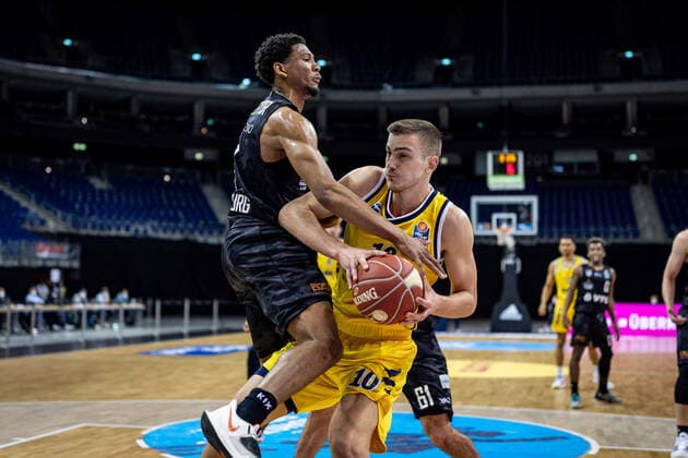Basketball Berlin 20.05.2021 1. Bundesliga easyCredit-BBL BBL Saison 2020 2021 Playoffs Viertelfinale Spiel 1 Alba Berlin - Hamburg Towers Tim Schneider (Alba Berlin, No.10) Kameron Taylor (Hamburg, No.07)