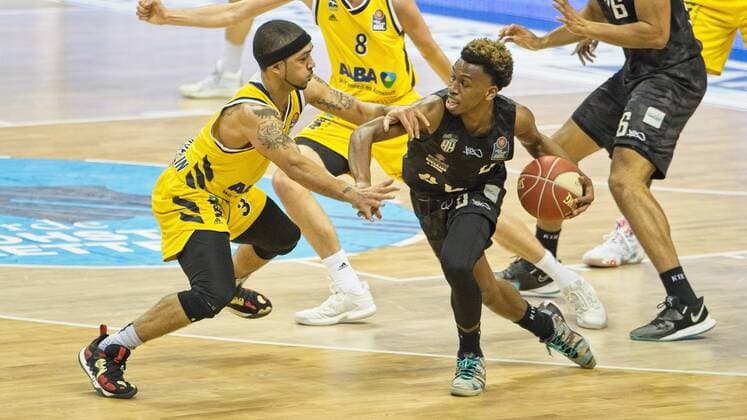 v.l. Peyton Siva - Alba 3, T.J. Shorts - 0 Hamburg T, 20.05.2021, BBL, Alba Berlin vs Hamburg Towers, in der Mercedes Benz Arena, GER, Berlin, BBL,20.05.2021, BBL, Playoff VF, Alba vs Hamburg Towers Berlin Copyright: xUwexKoch Eibner-Pressefotox EP_UKH