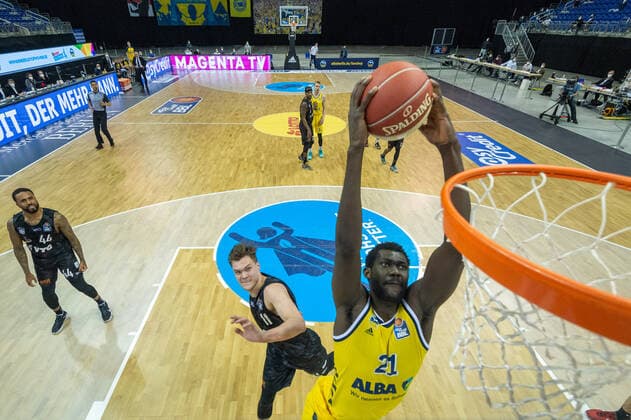 Basketball Berlin 20.05.2021 1. Bundesliga easyCredit-BBL BBL Saison 2020 2021 Playoffs Viertelfinale Spiel 1 Alba Berlin - Hamburg Towers Christ Koumadje (Alba Berlin, No.21) Maik Kotsar (Hamburg, No.11)