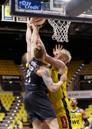Oldenburg, Niedersachsen, DEU, 20.05.2021, Dylan Osetkowski (links, Ratiopharm Ulm) und Rasid Mahalbasic (rechts, EWE Baskets Oldenburg). EWE Baskets Oldenburg vs. Ratiopharm Ulm. Basketball Bundesliga Playoffs Viertelfinale 1. Spieltag, Grosse EWE Arena. Playoffs EWE Baskets Oldenburg vs. Ratiopharm Ulm