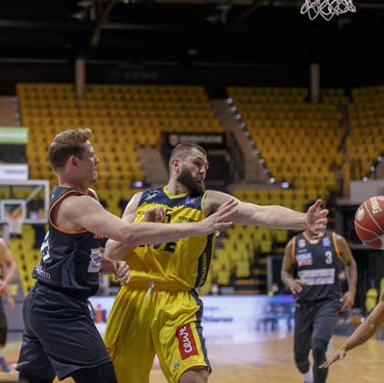 Oldenburg, Niedersachsen, DEU, 20.05.2021, Patrick Heckmann (links, Ratiopharm Ulm) und Nathan Boothe (rechts, EWE Baskets Oldenburg). EWE Baskets Oldenburg vs. Ratiopharm Ulm. Basketball Bundesliga Playoffs Viertelfinale 1. Spieltag, Grosse EWE Arena. Playoffs EWE Baskets Oldenburg vs. Ratiopharm Ulm