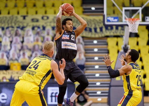 Oldenburg, Niedersachsen, DEU, 20.05.2021, Troy Caupain (Mitte, Ratiopharm Ulm), Rasid Mahalbasic (links, EWE Baskets Oldenburg) unnd Phil Pressey (rechts, EWE Baskets Oldenburg). EWE Baskets Oldenburg vs. Ratiopharm Ulm. Basketball Bundesliga Playoffs Viertelfinale 1. Spieltag, Grosse EWE Arena. Playoffs EWE Baskets Oldenburg vs. Ratiopharm Ulm